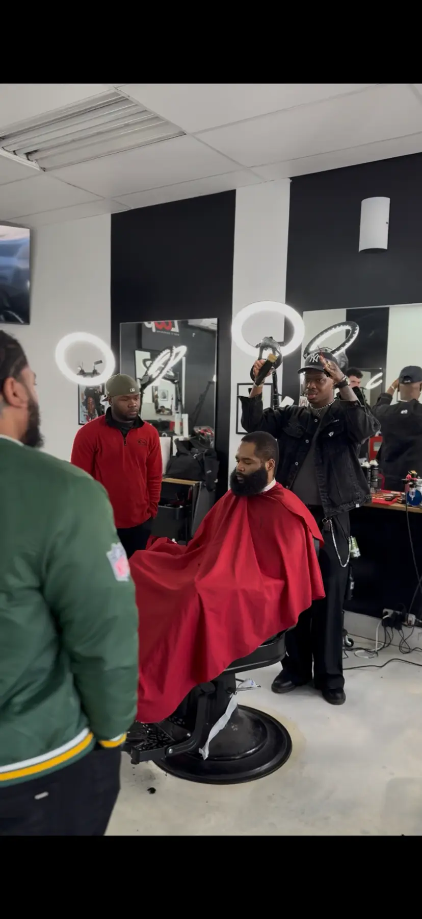Jason Luce teaching a barbering class at CK Academy